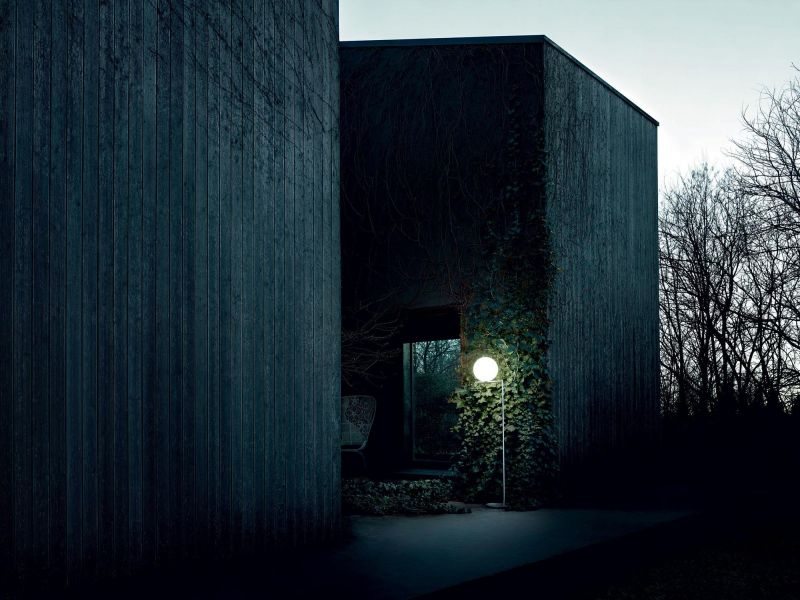 IC Lights Stehleuchte von Flos, messingfarben, leuchtende Kugel, für Innen und Außen, modernes Design.